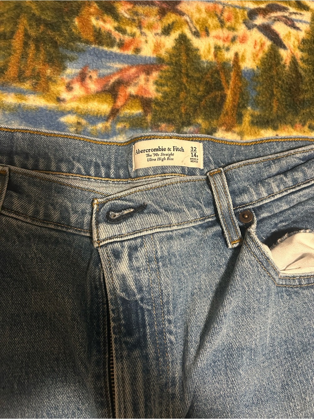Abercrombie & Fitch 90s style loose jeans